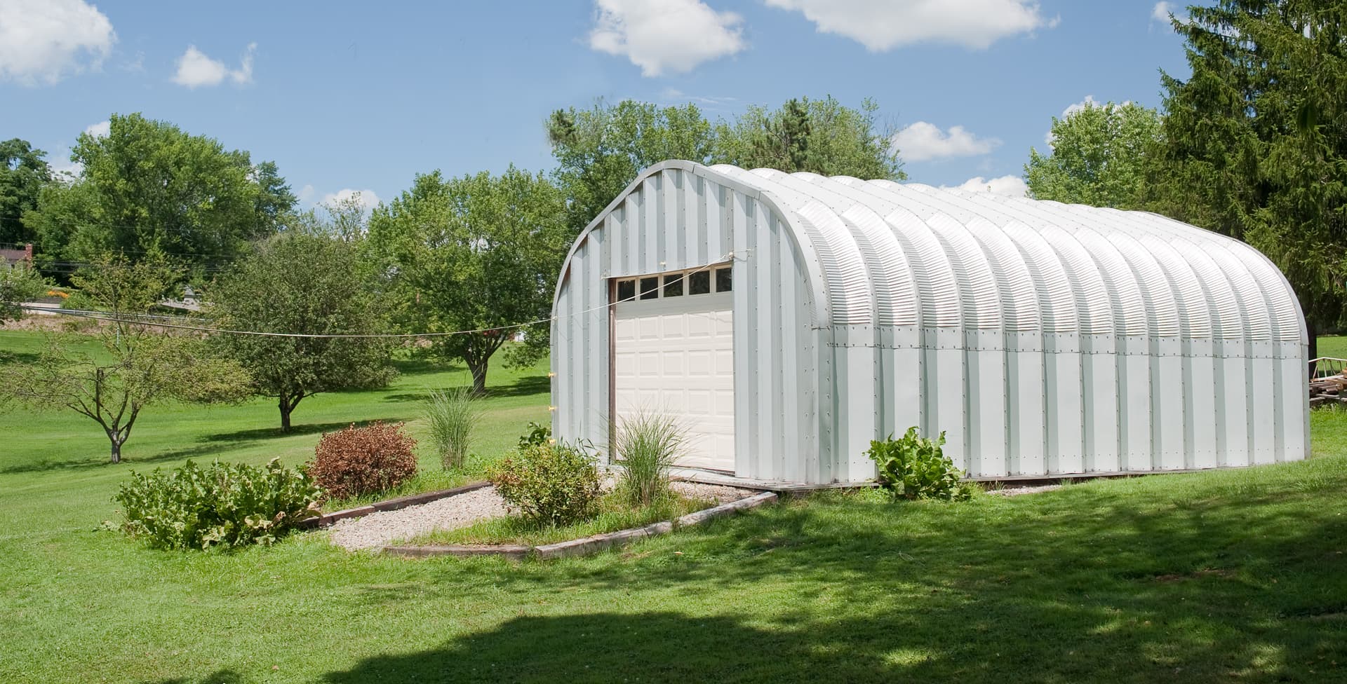 Beautiful photo of a classic car in a p-model garage.